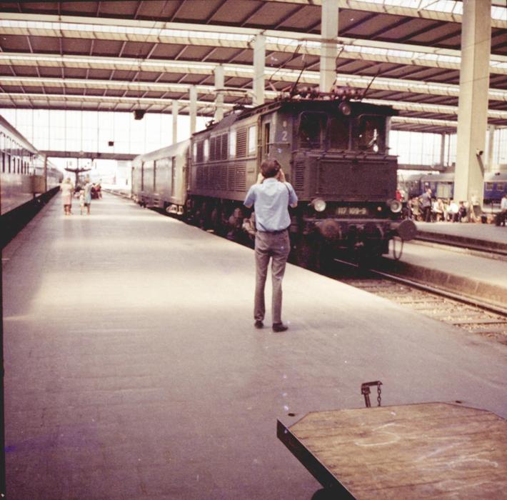 Bernd beim fotogaphieren einer E 17 im M�nchen Hbf 1973